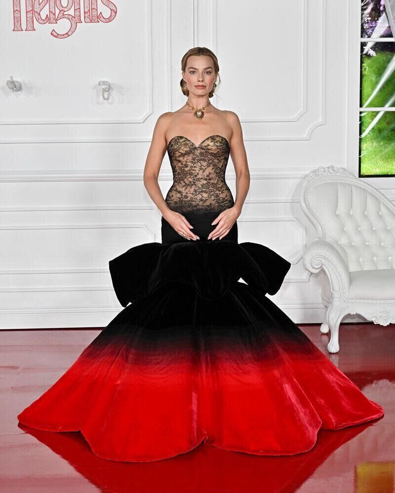 Margot Robbie en robe Schiaparelli Haute Couture.