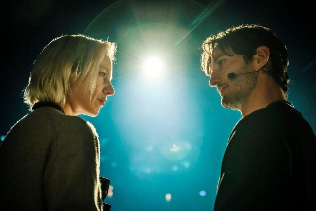 Pierre Niney et Marion Barbeau dans le film Gourou.