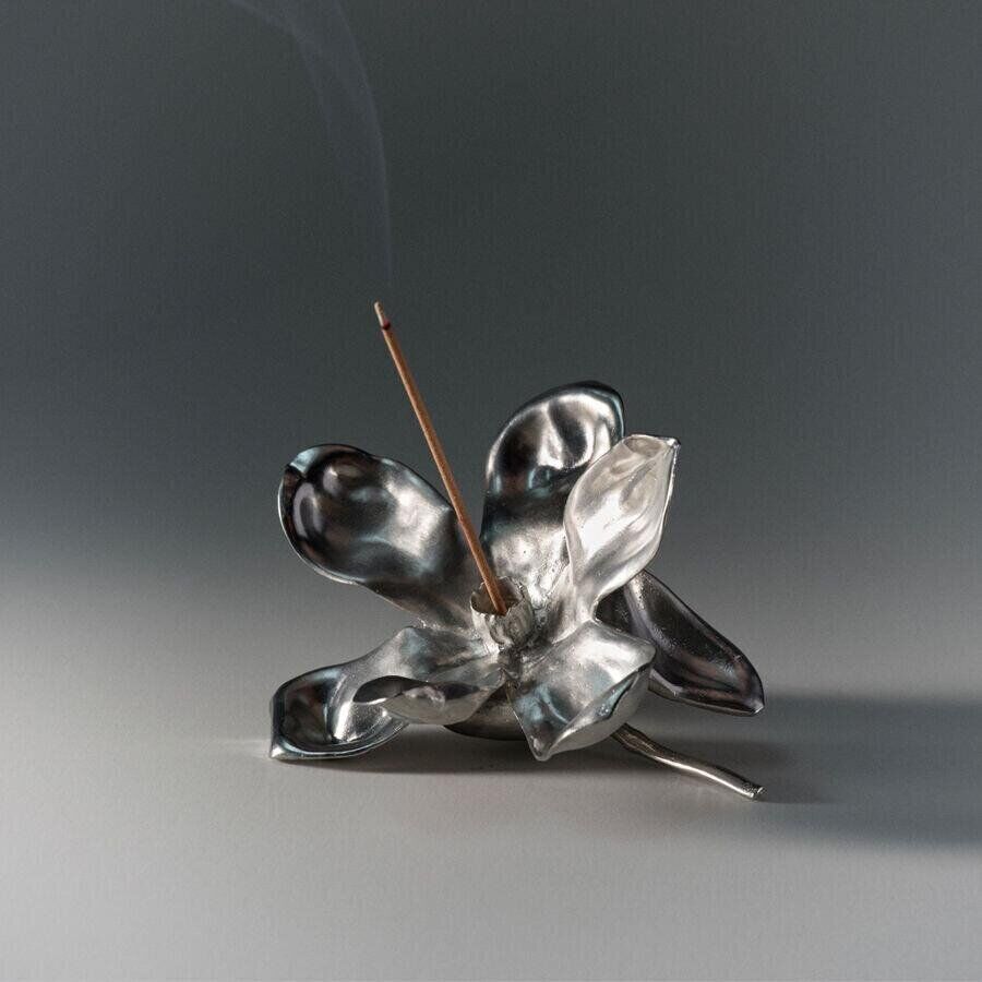 porte-encens en étain en forme de fleur caron x atelier constant
