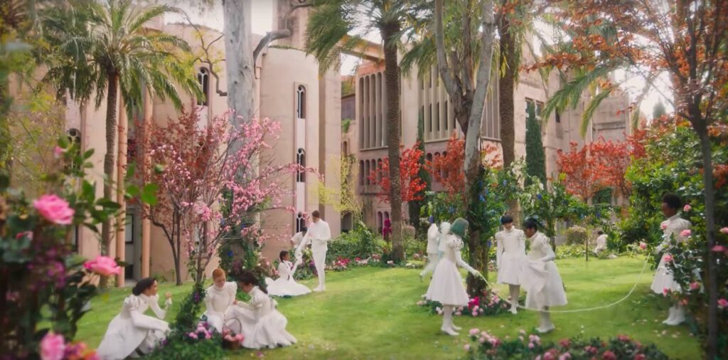 Emma Roberts et Milla Jovovich réunies dans le film “Paradise Hills”.