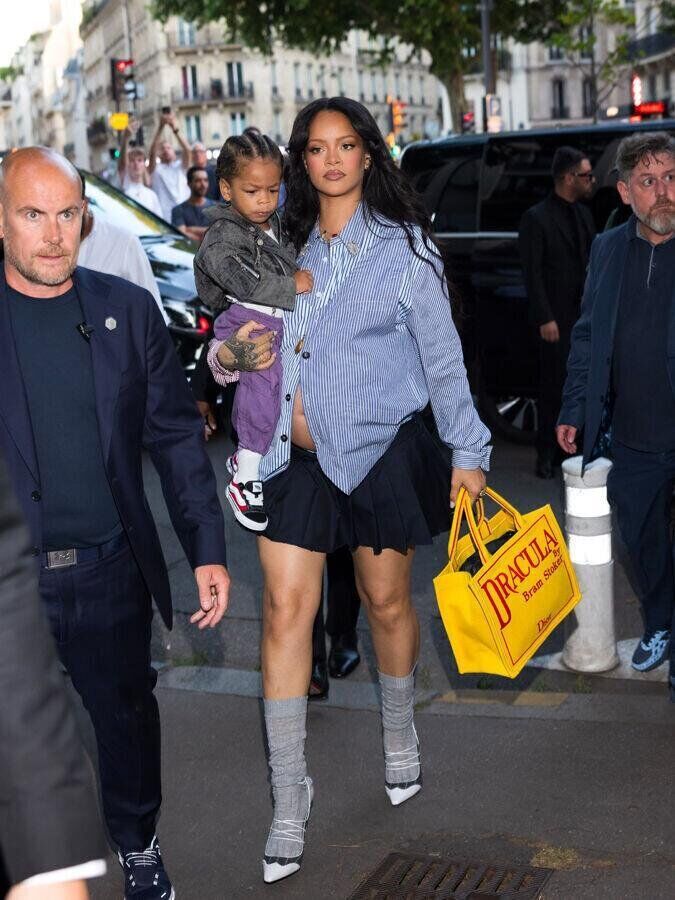 rihanna porte un book tote dracula de dior