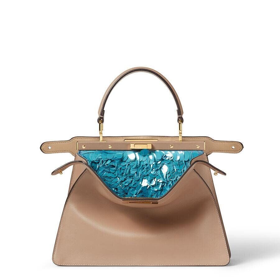 le sac inner beauty de fendi en cuir beige et sequins bleus