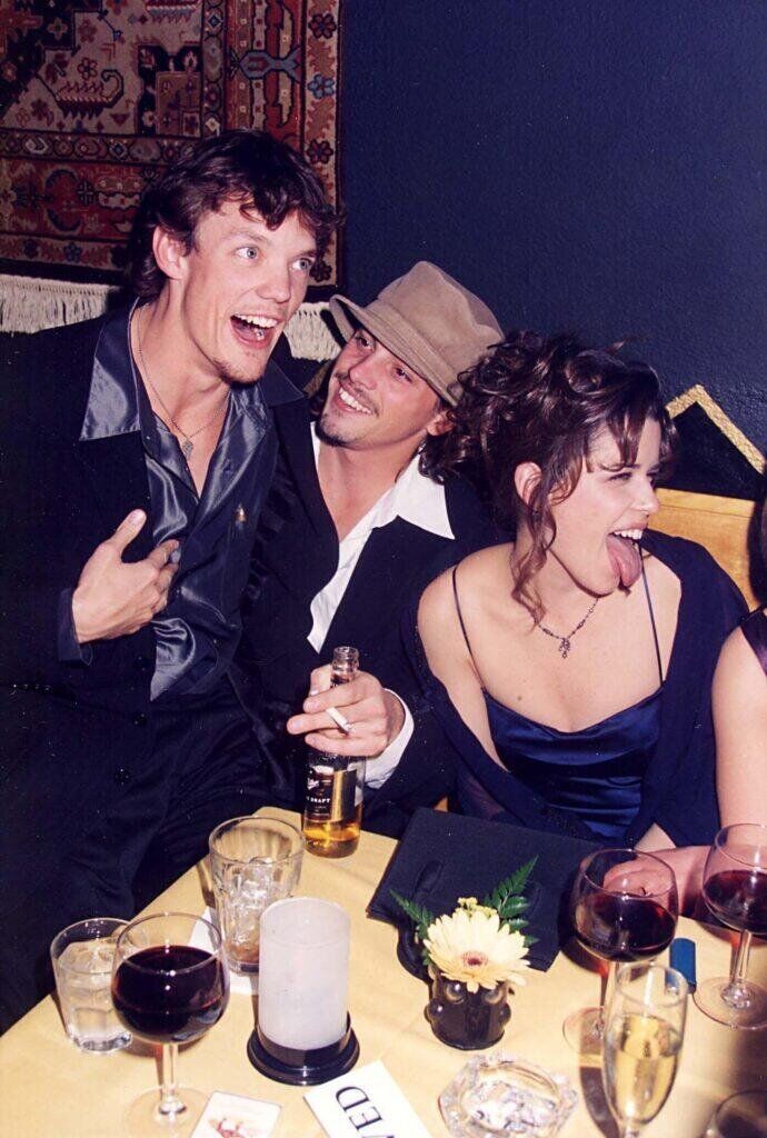 Matthew Lillard, Skeet Ulrich et Neve Campbell à l’avant première de Scream à Los Angeles, en 1996.