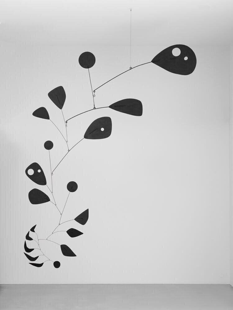 œuvre de l'artiste Alexander Calder, Black Widow (1948) exposée à la Fondation Louis Vuitton en 2026 à Paris