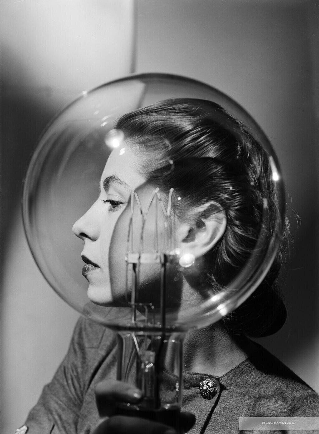 Photographie de Lee Miller, Modèle avec une ampoule, Studio Vogue, Londres (1943), exposée au musée d'Art moderne de Paris