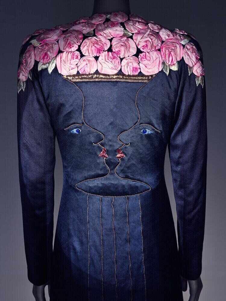 Manteau du soir par Elsa Schiaparelli et Jean Cocteau (1937) exposé au Victoria and Albert Museum en 2026