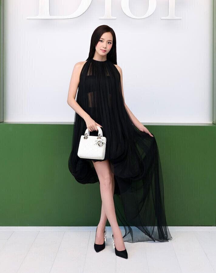 jisoo au defile dior automne-hiver 2026-2027 à la fashion week de paris