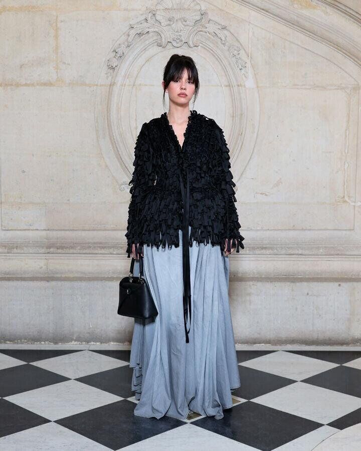 mia goth au défilé dior homme automne-hiver 2026-2027 pendant la fashion week de paris