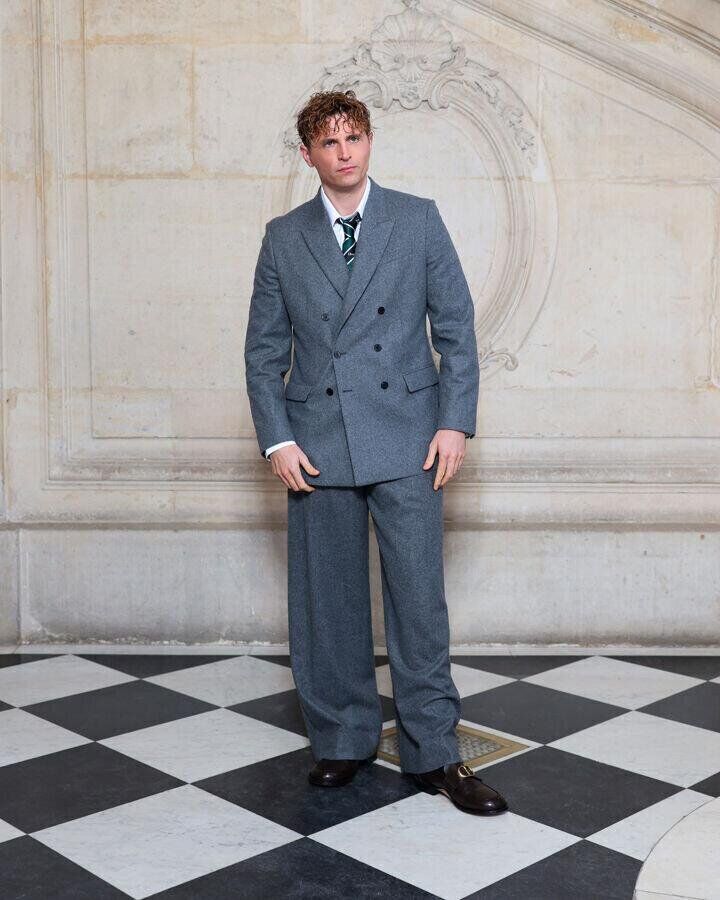 raphael quenard au défilé dior homme automne-hiver 2026-2027 pendant la fashion week de paris