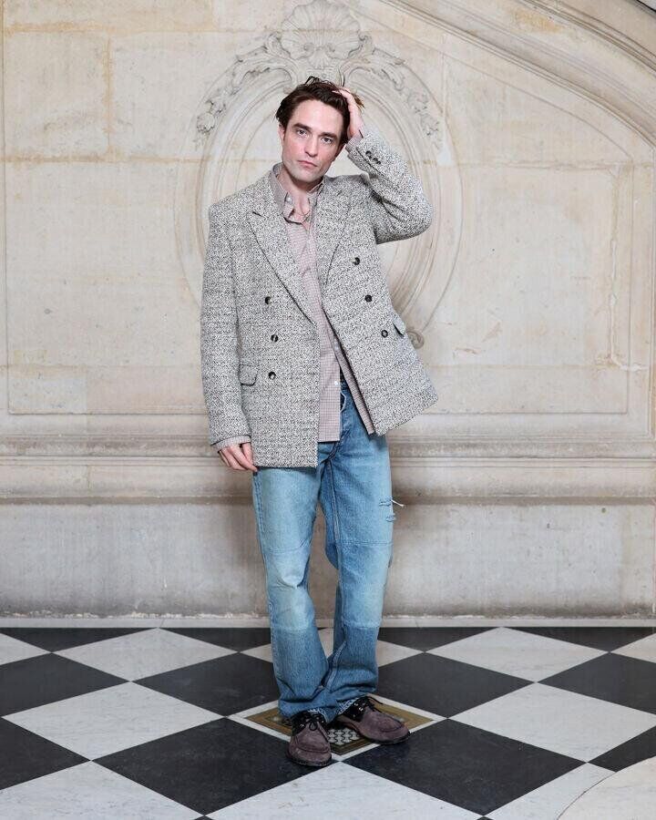 robert pattinson au défilé dior homme automne-hiver 2026-2027 pendant la fashion week de paris