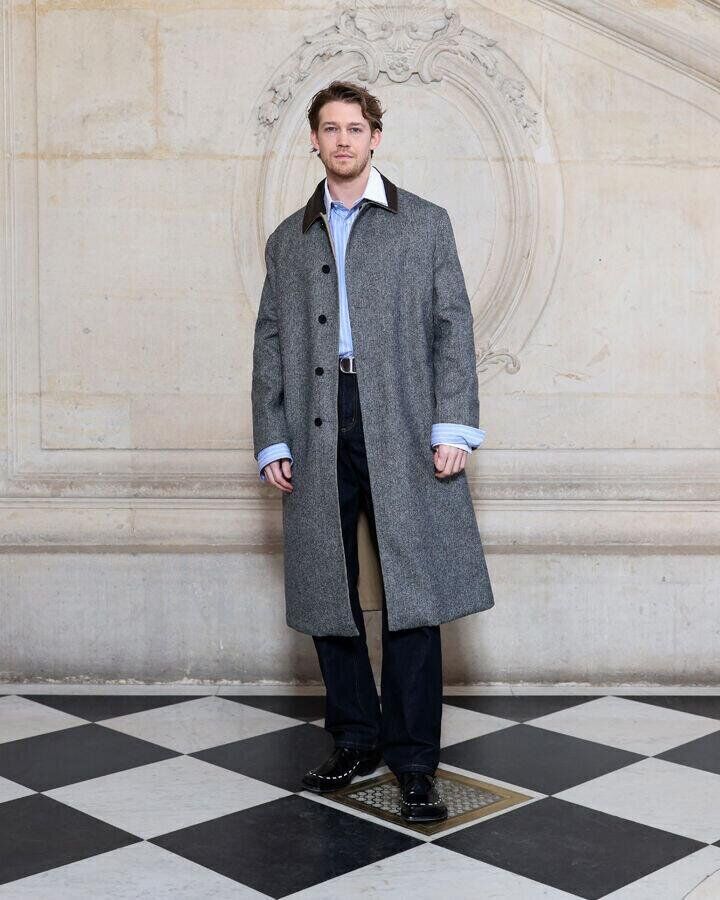 joe alwyn au défilé dior homme automne-hiver 2026-2027 pendant la fashion week de paris