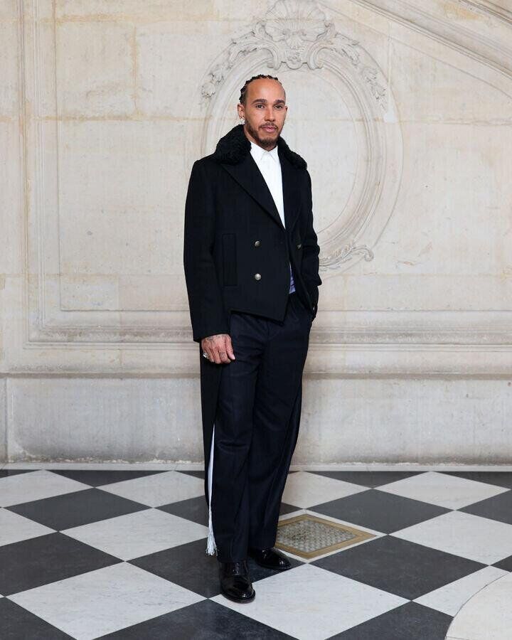 lewis hamilton au défilé dior homme automne-hiver 2026-2027 pendant la fashion week de paris