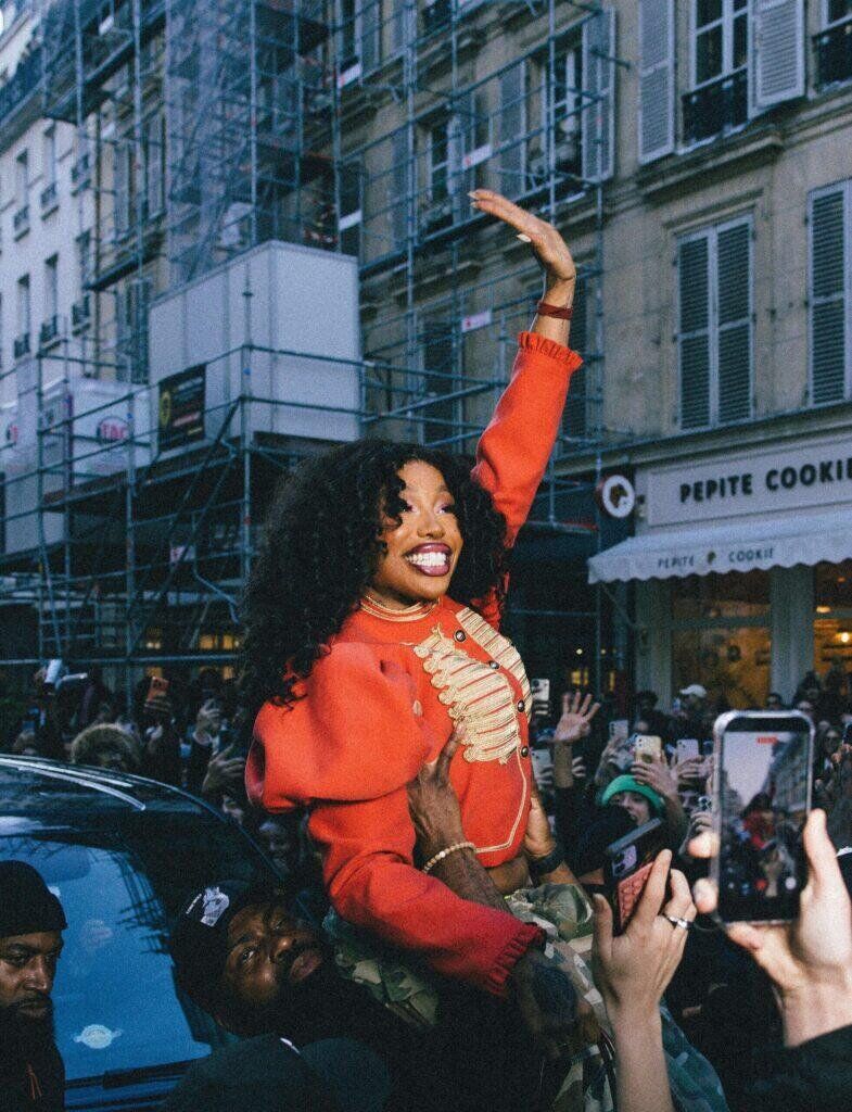 La chanteuse SZA devant la boutique Vans le vendredi 23 janvier 2026. © Vans.