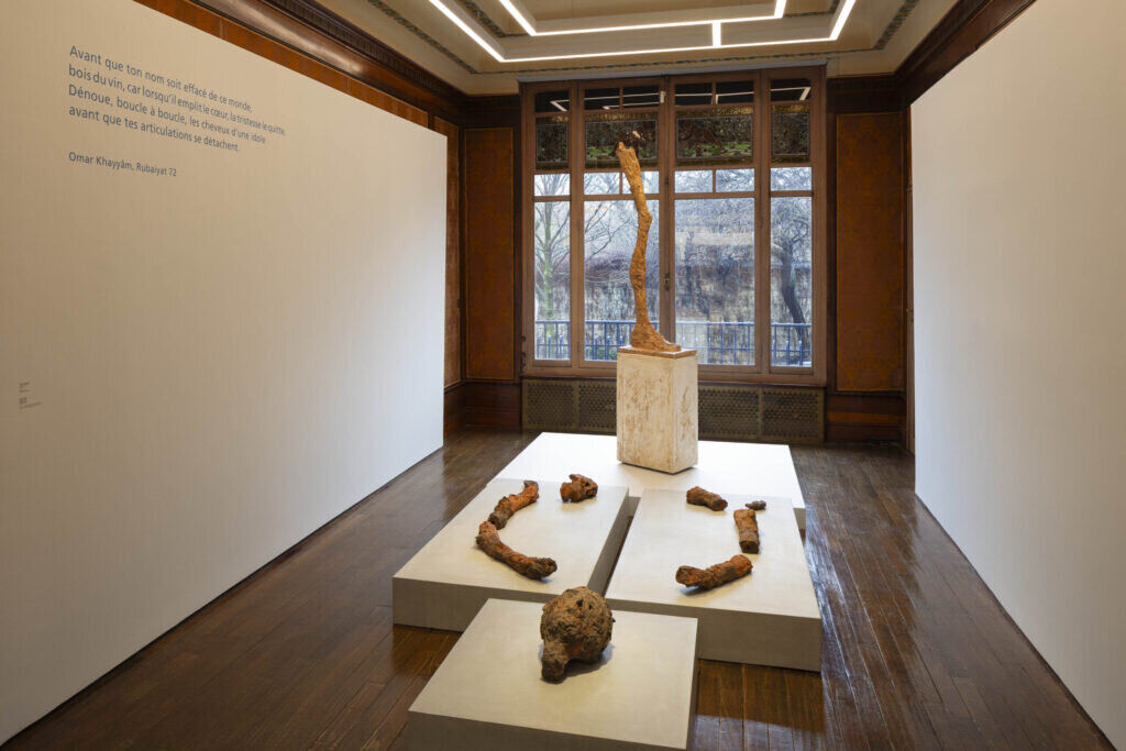 Vue de salle de l'exposition Huma Bhabha / Alberto Giacometti. Dénoue, boucle à boucle, les cheveux d'une idole avant que tes articulations se détachent