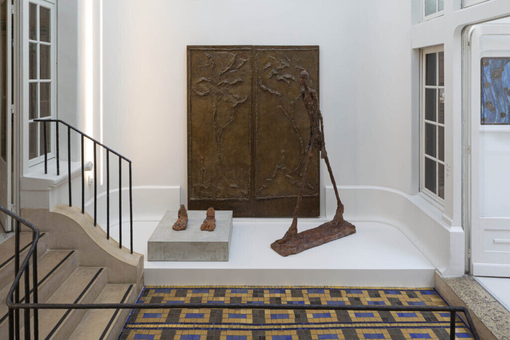 Vue de salle de l'exposition Huma Bhabha / Alberto Giacometti. Dénoue, boucle à boucle, les cheveux d'une idole avant que tes articulations se détachent