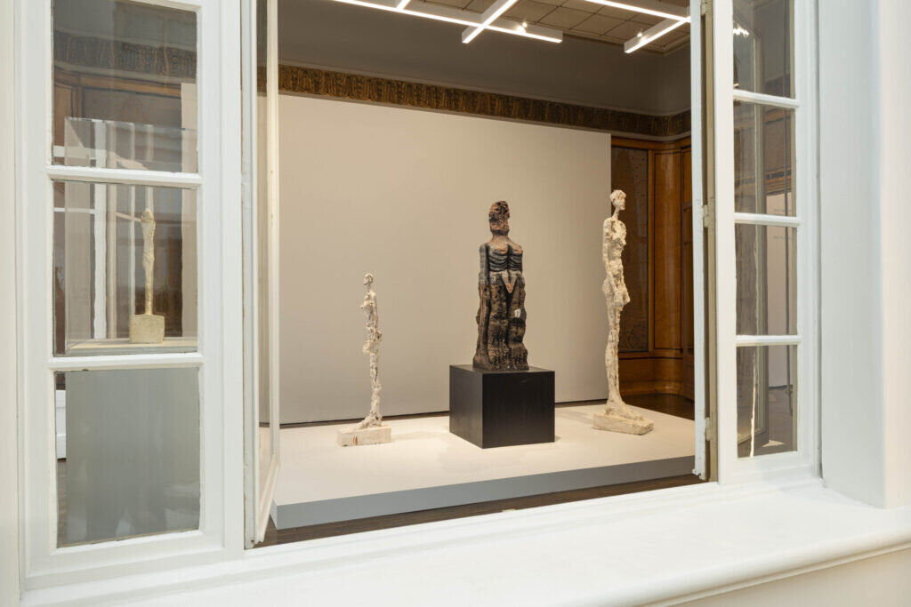 Vue de salle de l'exposition Huma Bhabha / Alberto Giacometti. Dénoue, boucle à boucle, les cheveux d'une idole avant que tes articulations se détachent