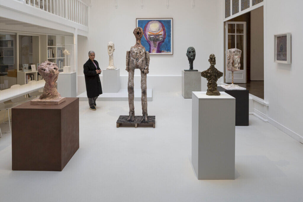 Vue de salle de l'exposition Huma Bhabha / Alberto Giacometti. Dénoue, boucle à boucle, les cheveux d'une idole avant que tes articulations se détachent
