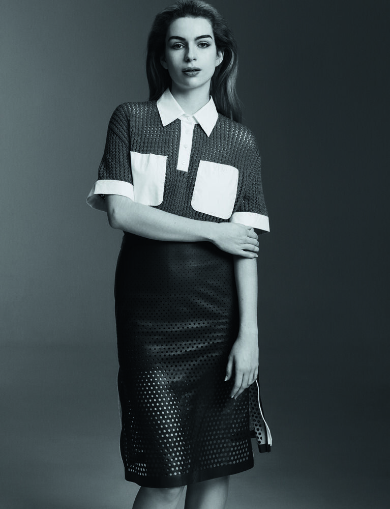 Adèle Castillon porte un polo et une jupe FENDI.