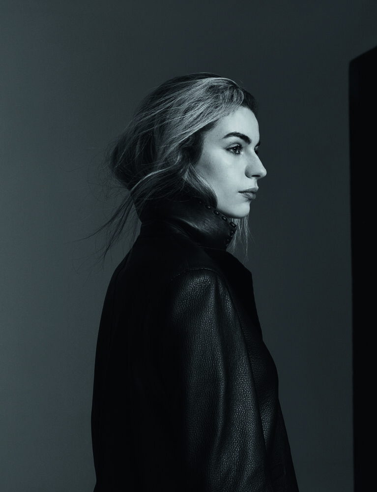 Adèle Castillon porte une veste FENDI.