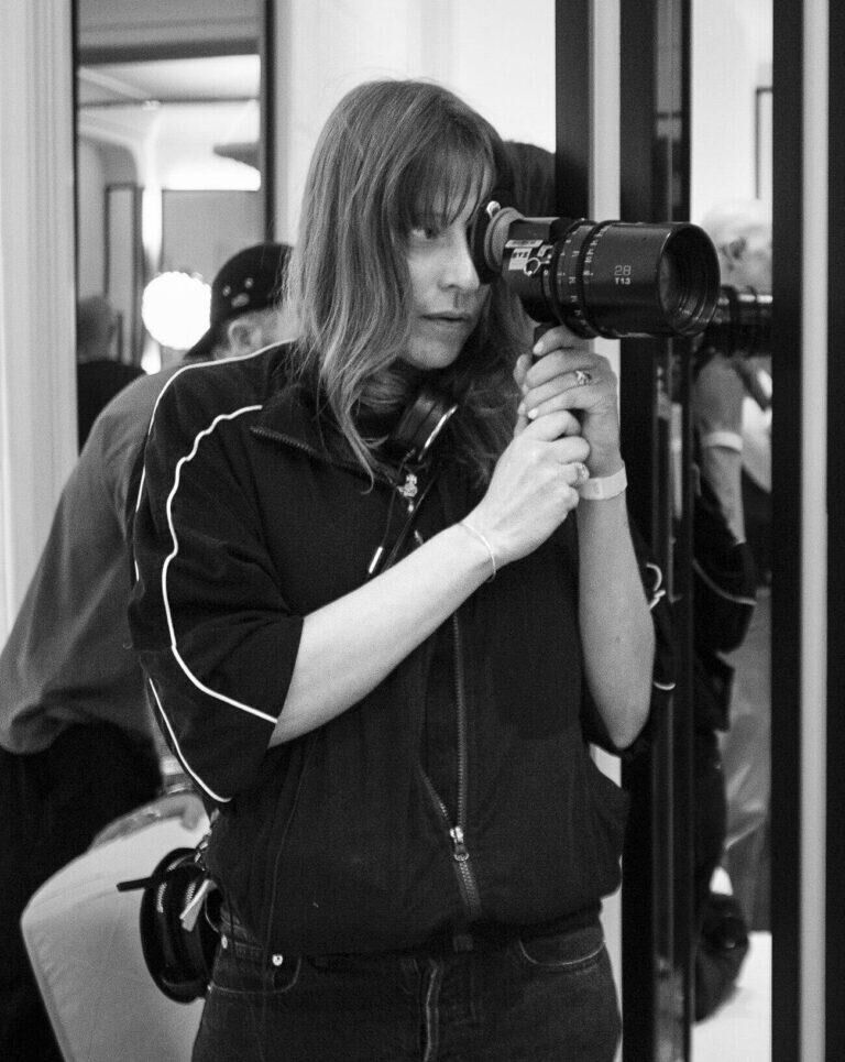 Alice Winocour sur le tournage du film Coutures (2026) © Chanel.