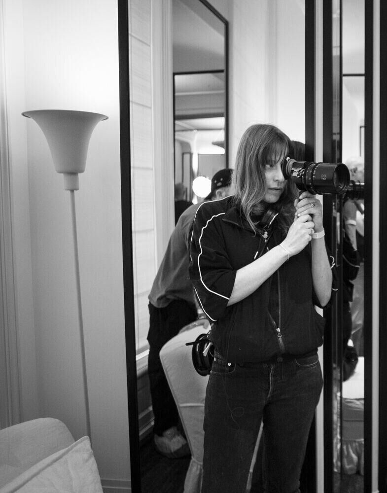 Alice Winocour sur le tournage du film Coutures (2026) © Chanel.