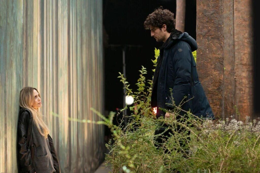 Angelina Jolie et Louis Garrel dans le film Coutures (2026) © Carole Bethuel.