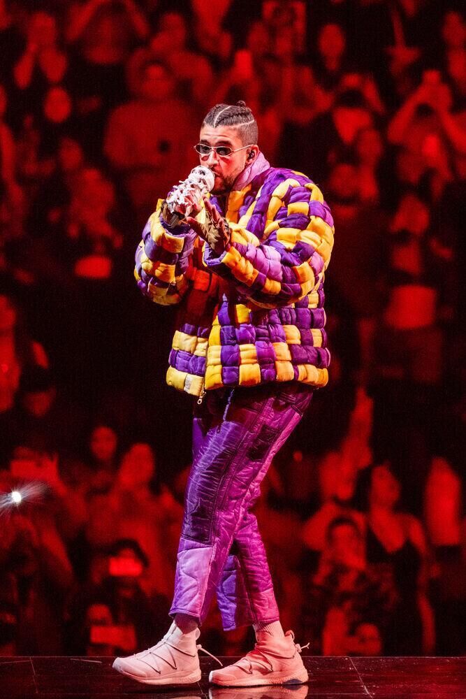 Bad Bunny lors d'un concert à la Crypto.com Arena, le 24 février 2022 à Los Angeles. © Timothy Norris/Getty Images.