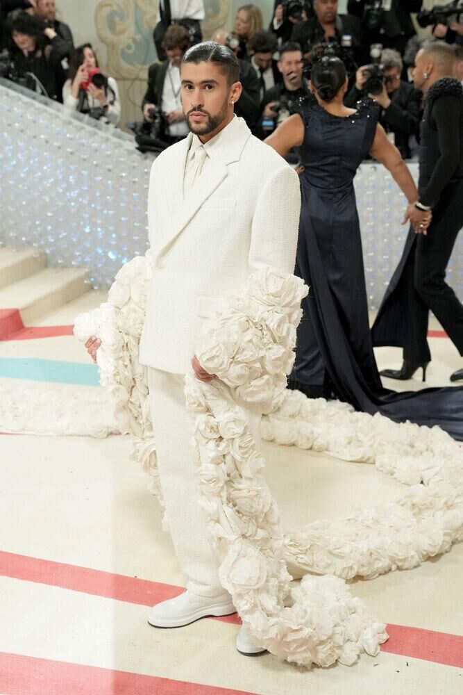 Bad Bunny au Met Gala 2023, au Metropolitan Museum of Art, le 1er mai 2023. © Sean Zanni/Patrick McMullan via Getty Images.