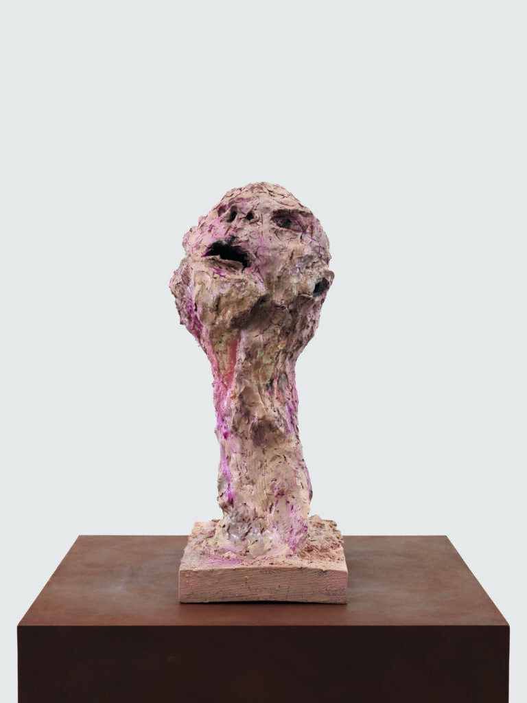 Huma Bhabha, Listen to What I’m Not Saying, 2021. Bois, plâtre, argile, fil métallique et acrylique
142,9 × 65,7 × 65,7 cm. © Huma Bhabha / Courtesy de l’artiste et David Zwirner