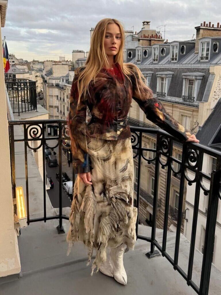 Margot Robbie en Maison Margiela. © Instagram @andrewmukamal.