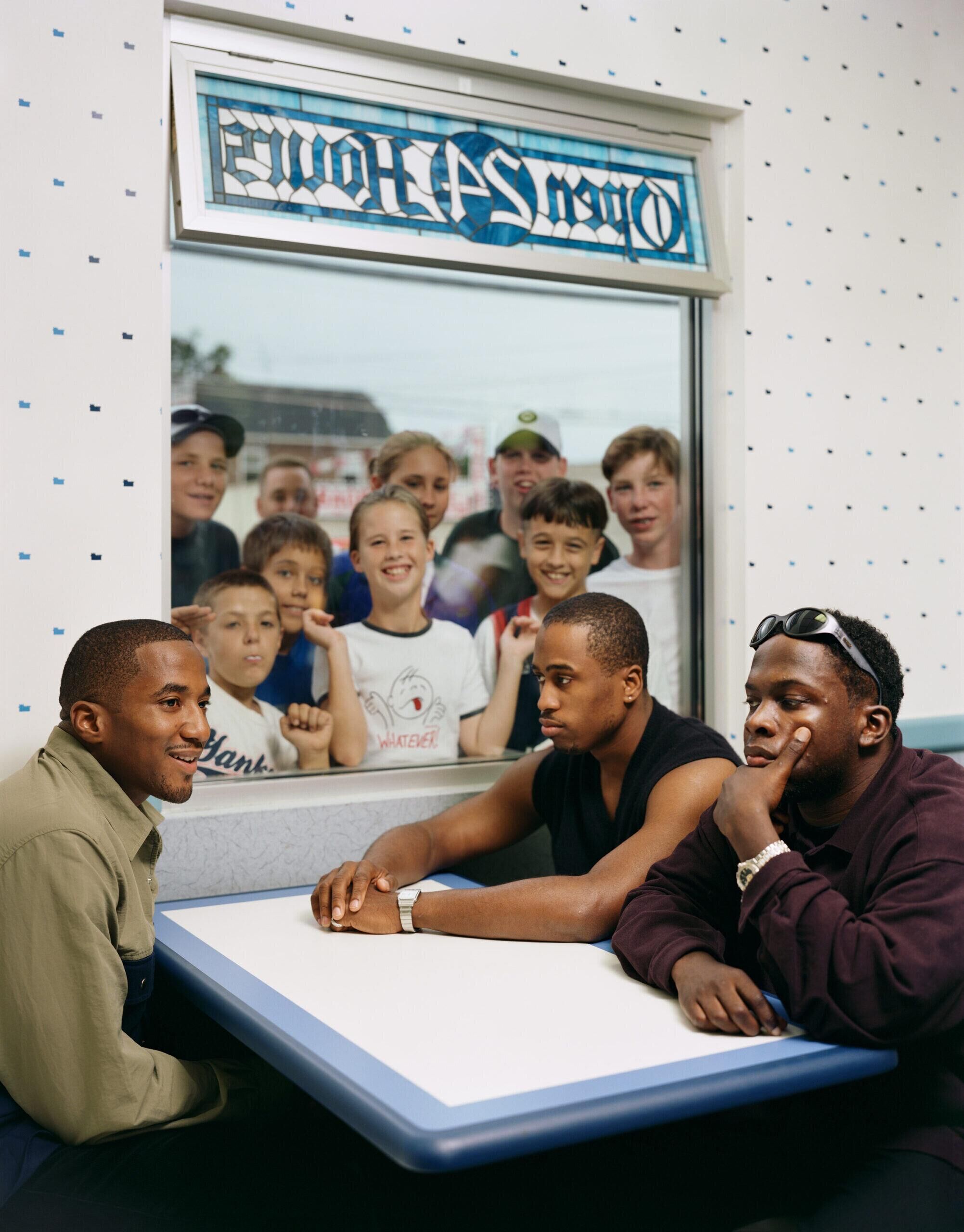 Photographie de Dana Lixenberg Kamaal “Q-Tip” Fareed, Ali Shaheed Muhammad and Malik “Phife” Taylor (A Tribe Called Quest), 1997, exposée à la MEP