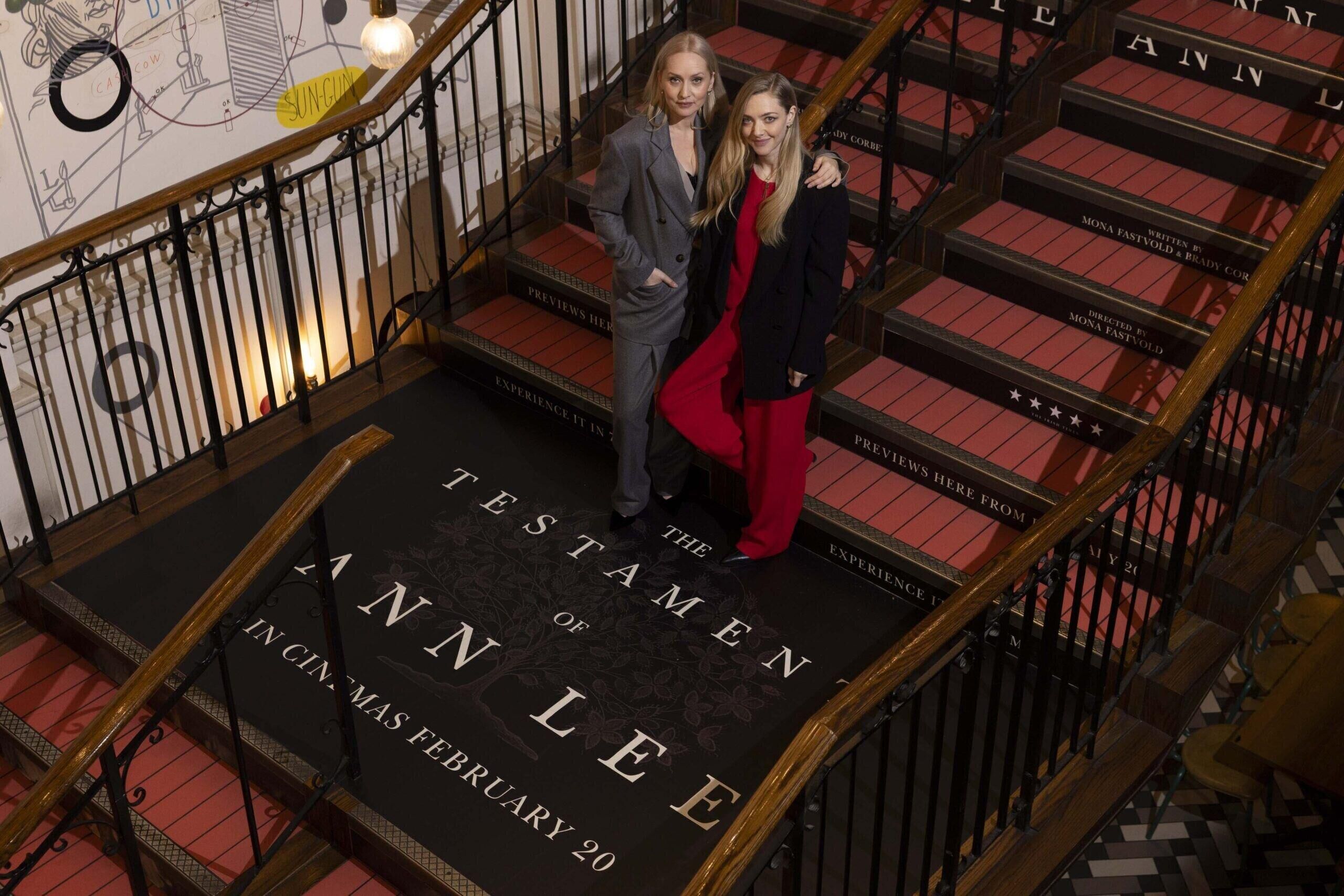 Mona Fastvold et Amanda Seyfried à la projection du film The Testament of Ann Lee à Londres, le 6 février 2026.
