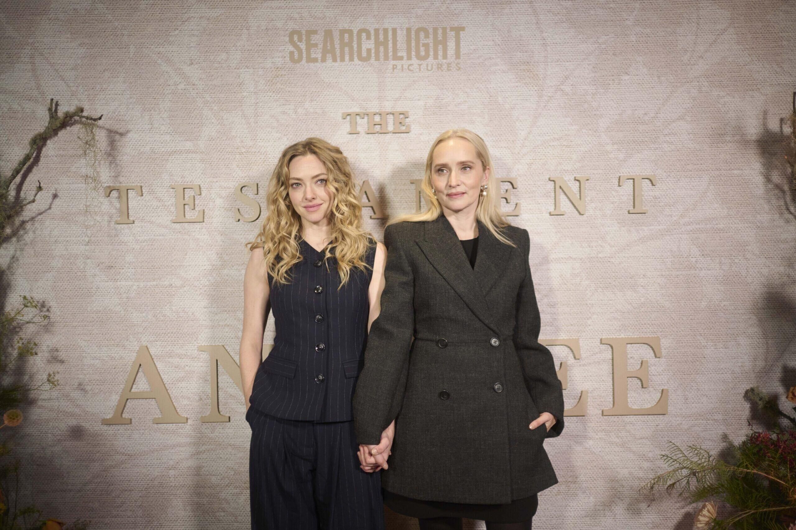 Amanda Seyfried et Mona Fastvold pour la promotion du film The Testament of Ann Lee.