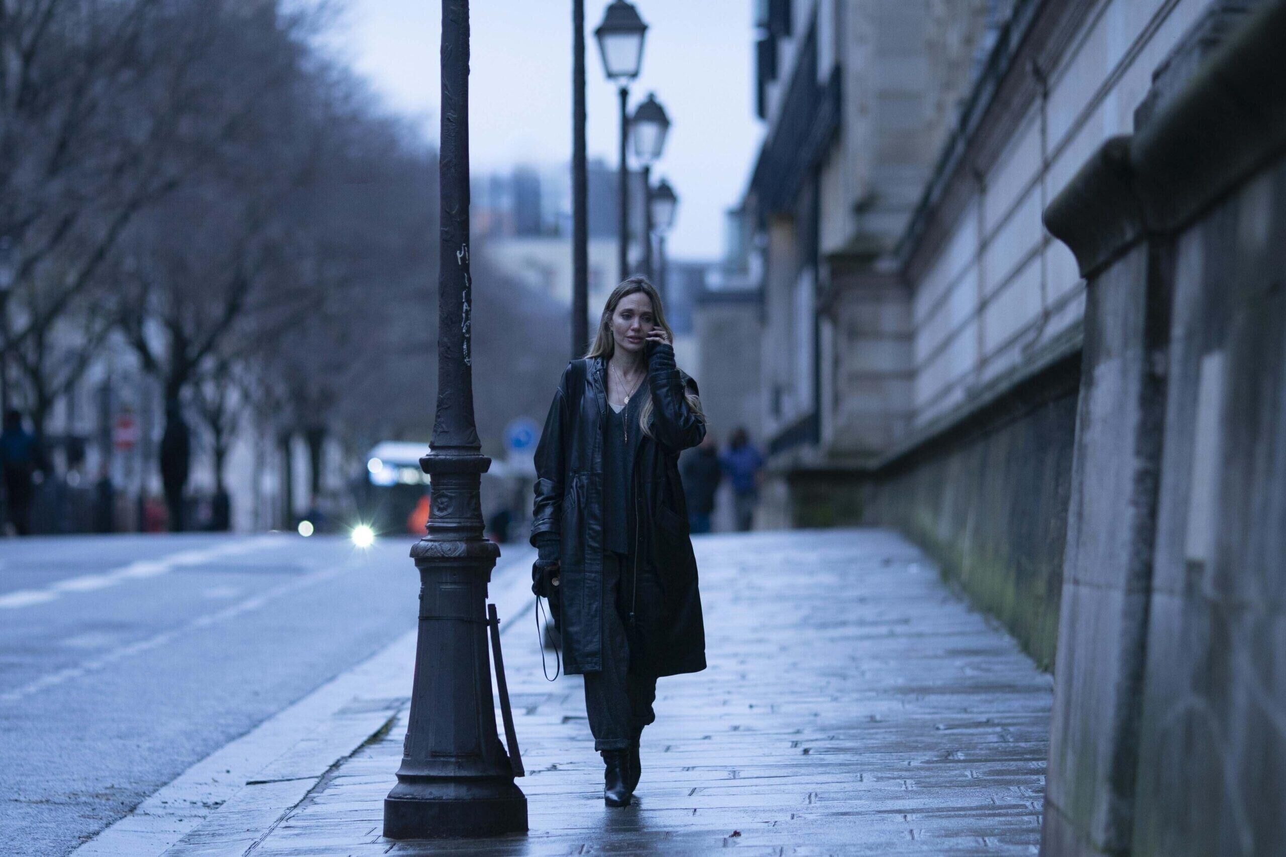 Angelina Jolie dans le film Coutures (2026). © Carole Bethuel.