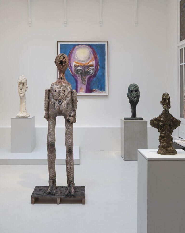 Vue de l'exposition Huma Bhabha / Alberto Giacometti. Dénoue, boucle à boucle, les cheveux d'une idole avant que tes articulations se détachent