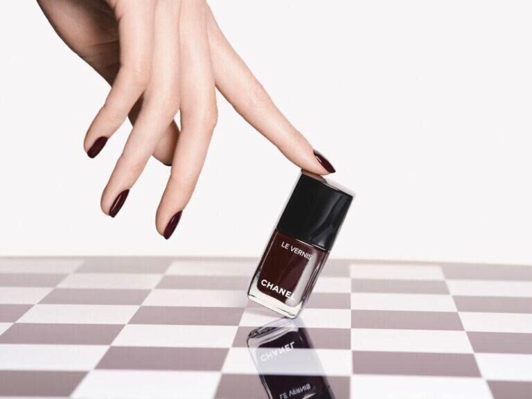 Le vernis Rouge Noir de Chanel. © Chanel.