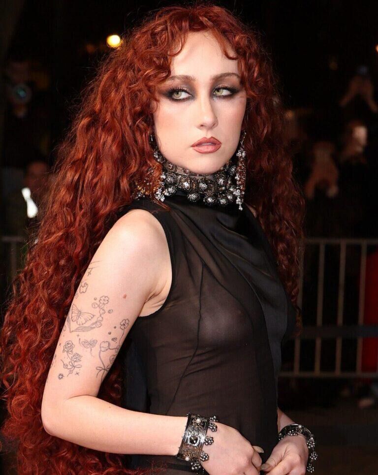 Chappell Roan au défilé McQueen automne-hiver 2026-2027. © Stephane Cardinale - Corbis/Corbis via Getty Images.