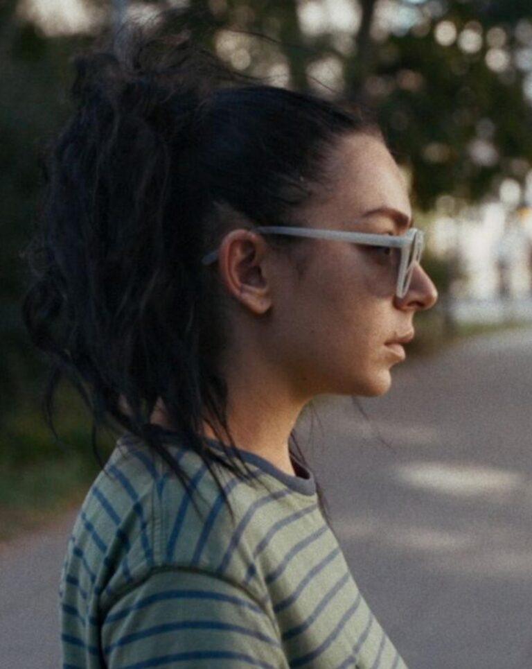 Charli xcx dans le film Eruption.