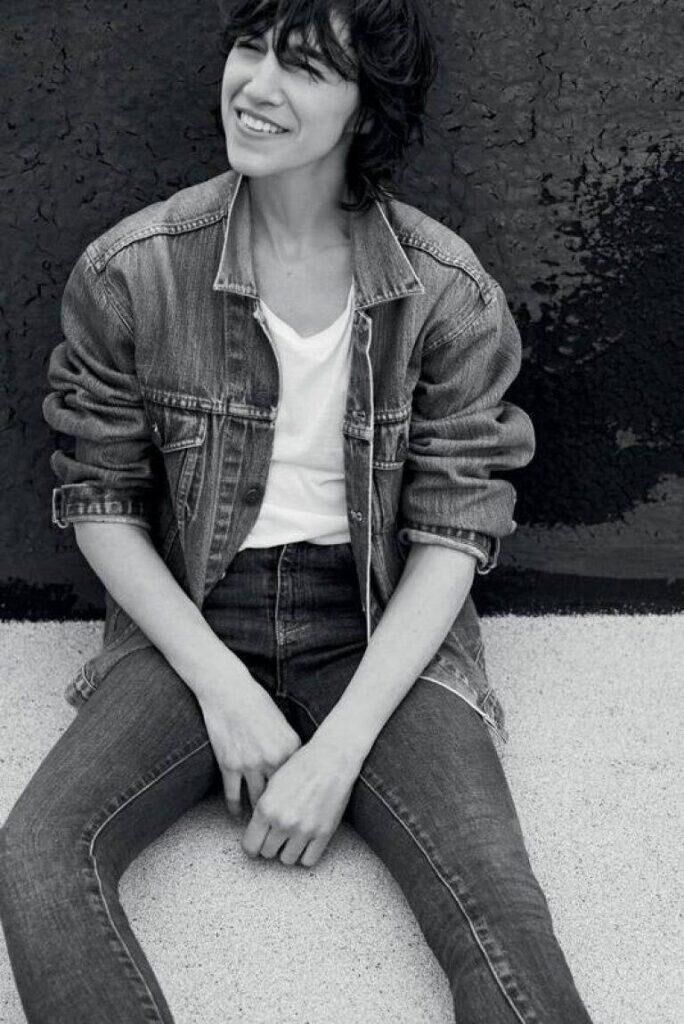 Veste, tee-shirt et jean, SAINT LAURENT PAR ANTHONY VACCARELLO.