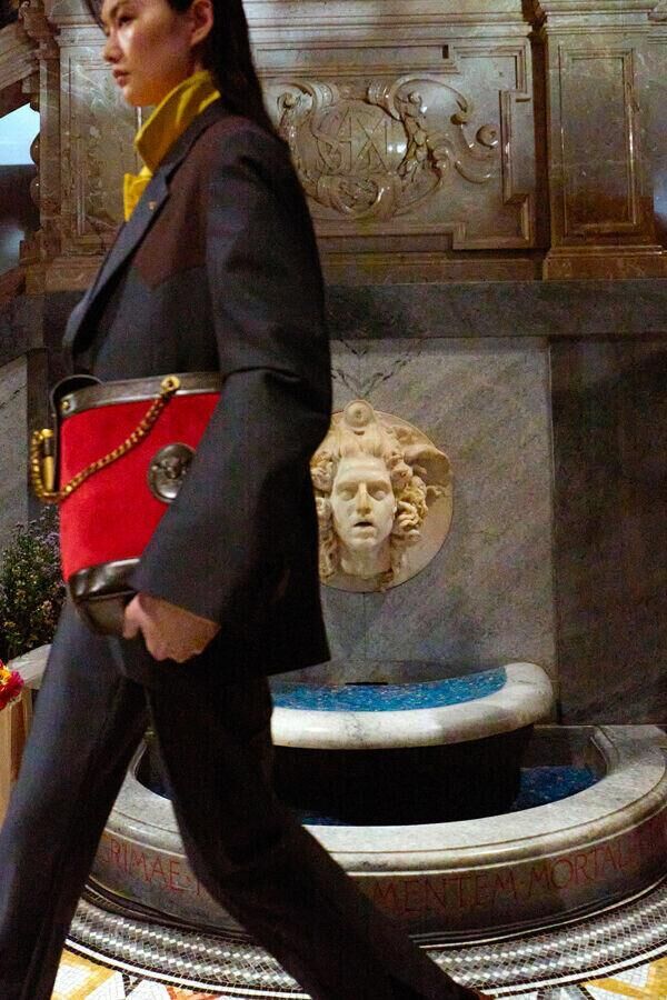 le défilé versace printemps-ete 2026 sac pivot