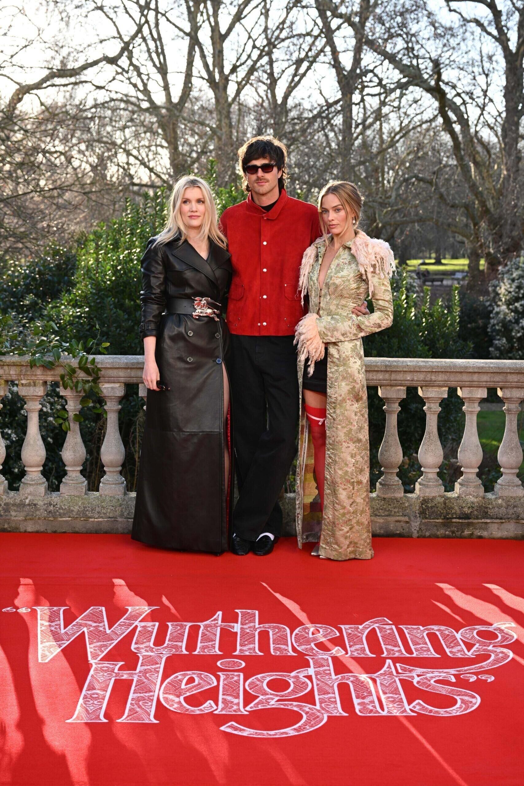 Jacob Elordi, Emerald Fennell et Margot Robbie à Londres, le 4 février 2026.