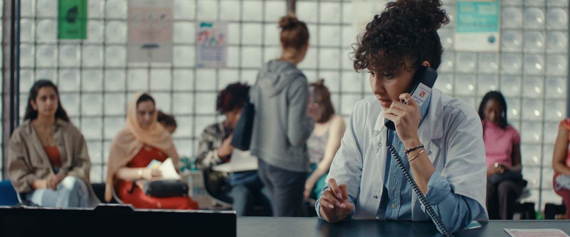 Oulaya Amamra dans le film La Maison des femmes (2026). © UNE FILLE PRODUCTIONS – PATHÉ FILMS – CHAPTER 2 PRODUCTIONS – FRANCE 2 CINÉMA.