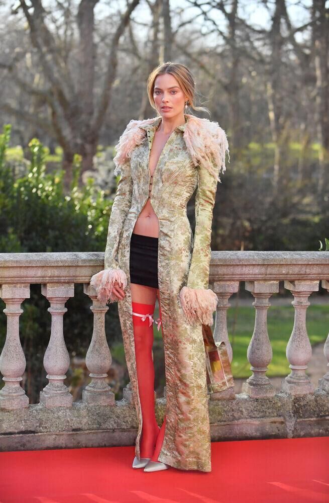 Margot Robbie en John Galliano lors de la la séance photo Hurlevent à Londres.