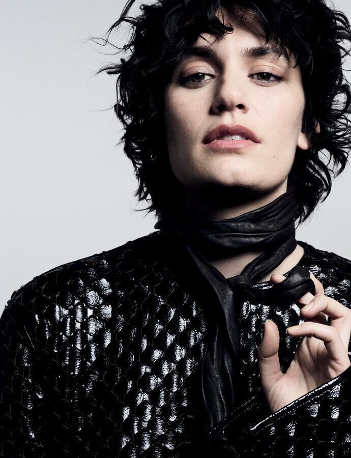 L'actrice Ella Rumpf en Bottega Veneta.