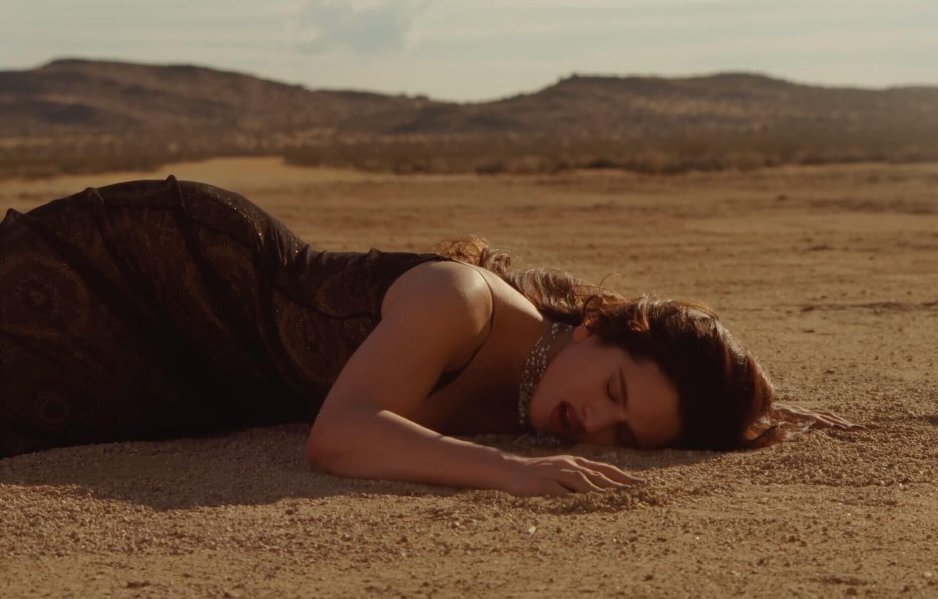Rosalía dans le clip Sauvignon Blanc