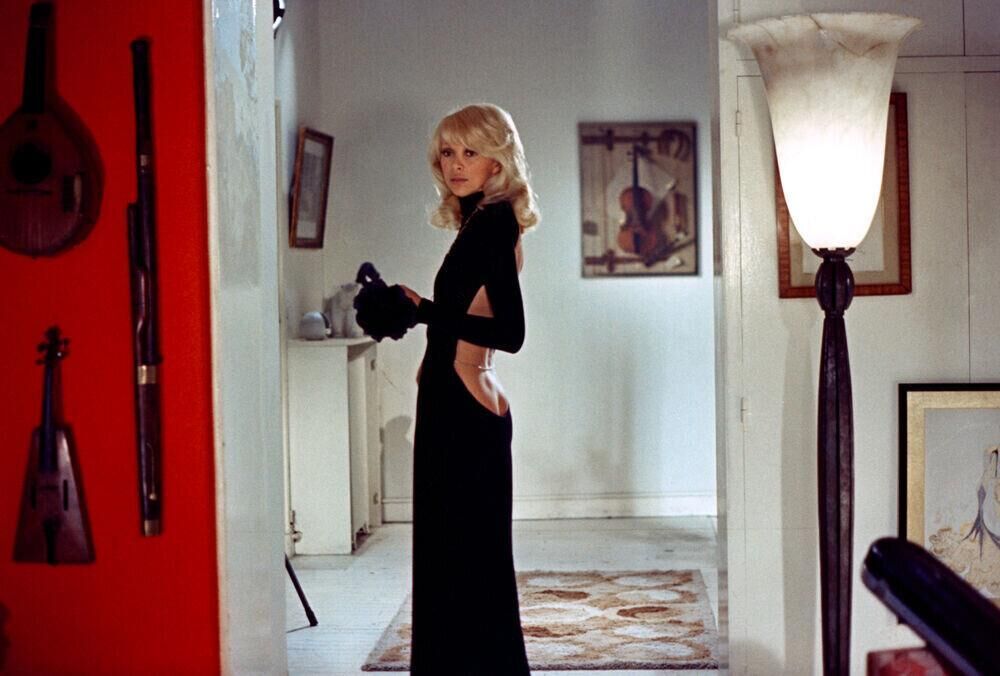 robe iconique noire Mirelle Darc dans Le grand blond avec une chaussure noire