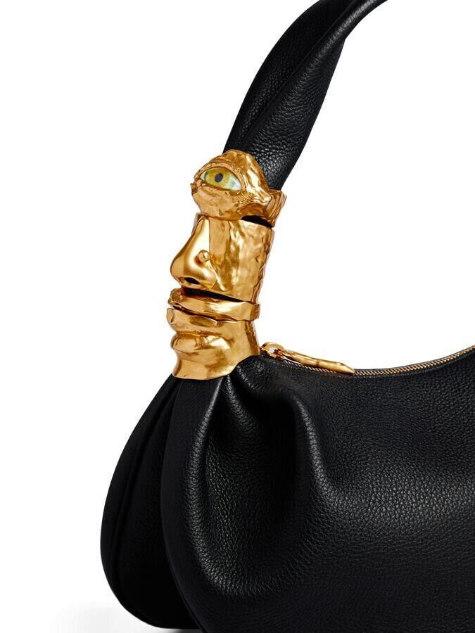sac baguette soufflé de schiaparelli en cuir grainé noir avec bijoux dorés