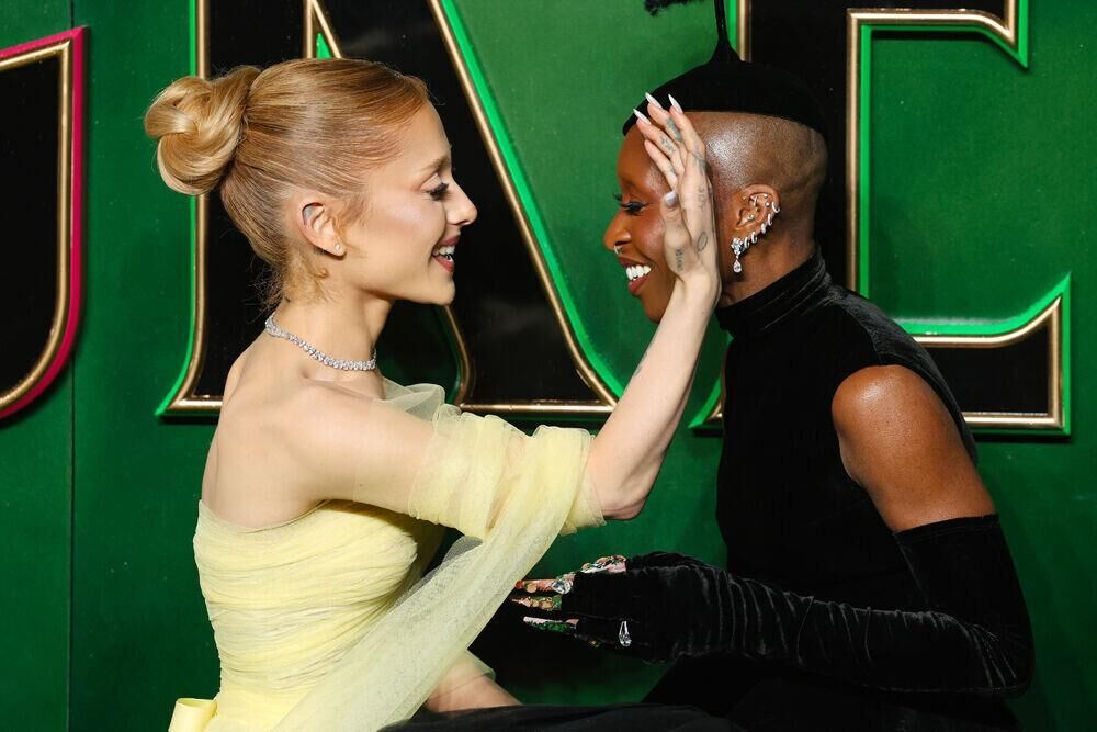 la showmance entre Ariana Grande et Cynthia Erivo à l'avant-première de Wicked: Partie 1" à Londres en novembre 2024.