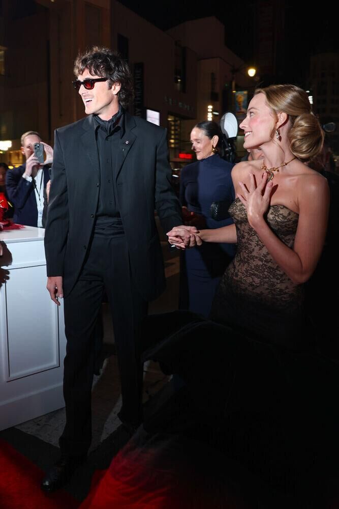 la showmance entre les acteurs Jacob Elordi et Margot Robbie à l'avant-première de Hurlevent le 28 janvier 2026 à Los Angeles.