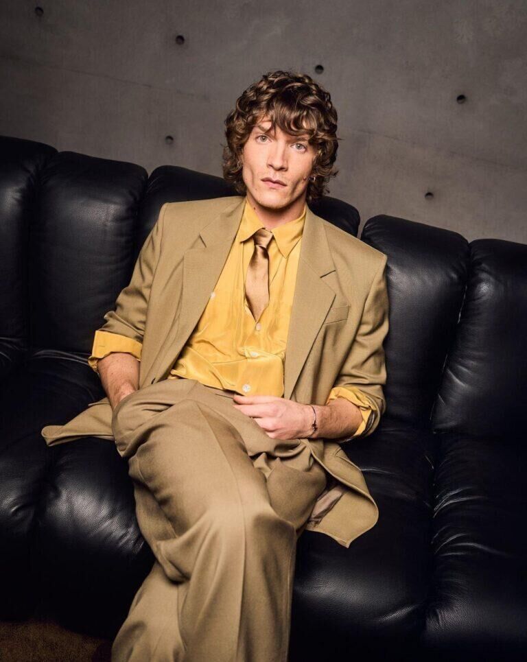 L'acteur Connor Storrie de la série Heated Rivalry pour Saint Laurent.